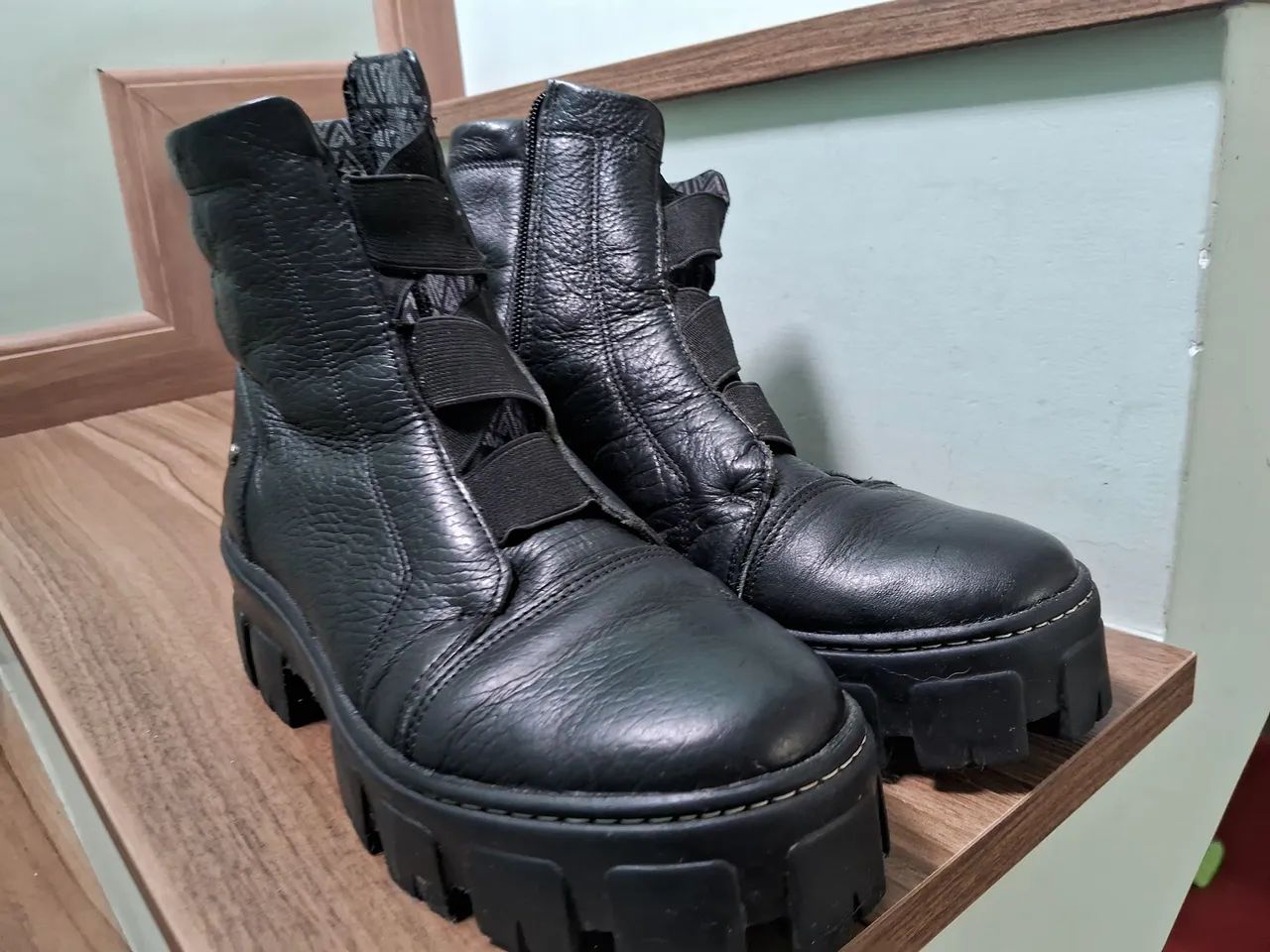 Bota feminina em couro
