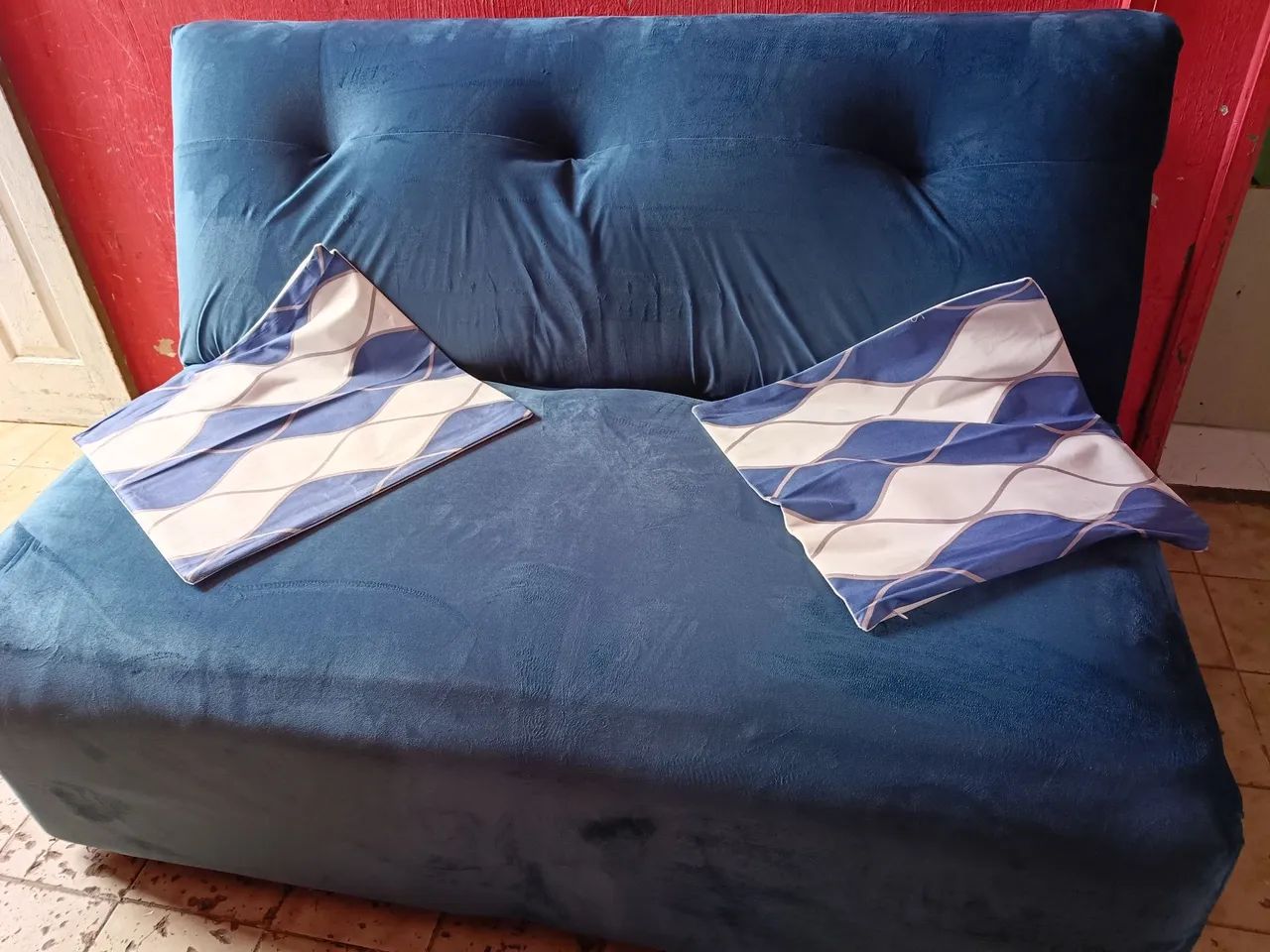 Sofá cama novo em tecido veludo azul ... Acompanha almofadas decorativas..tm 1.40 - Foto 4
