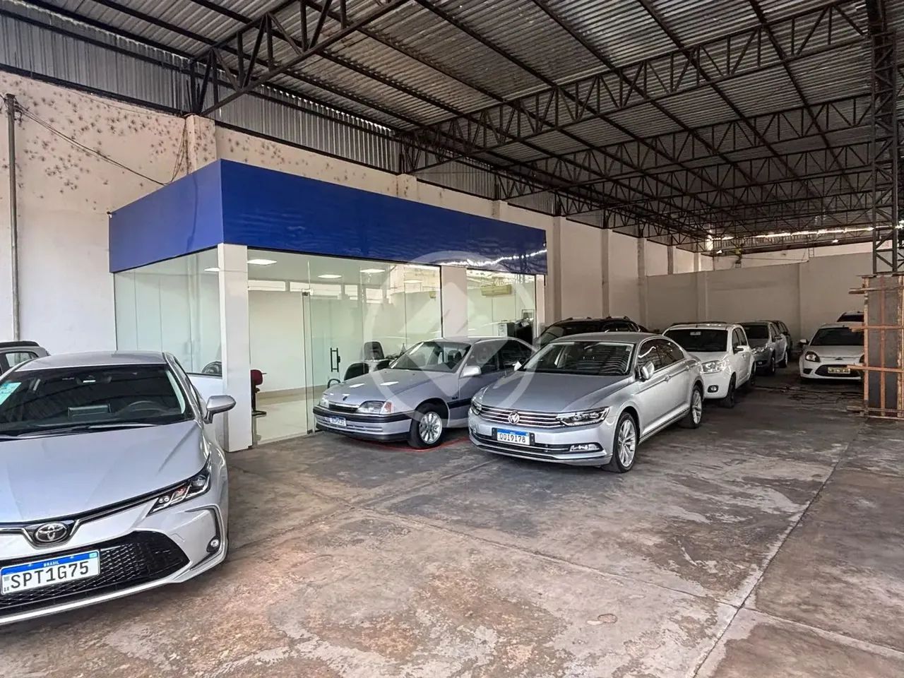 Barracão com aproximadamente 900m2 de área coberta, de esquina na Av. Fernando Corrêa. cod - Foto 4