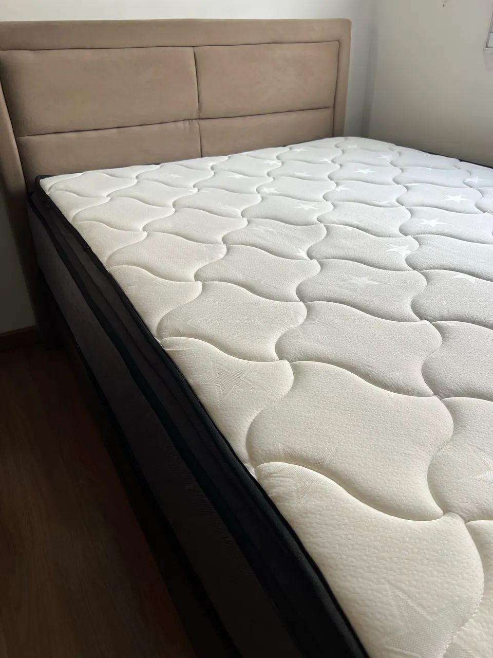 Cama box casal + cabeceira (base e colchão + cabeceira)
