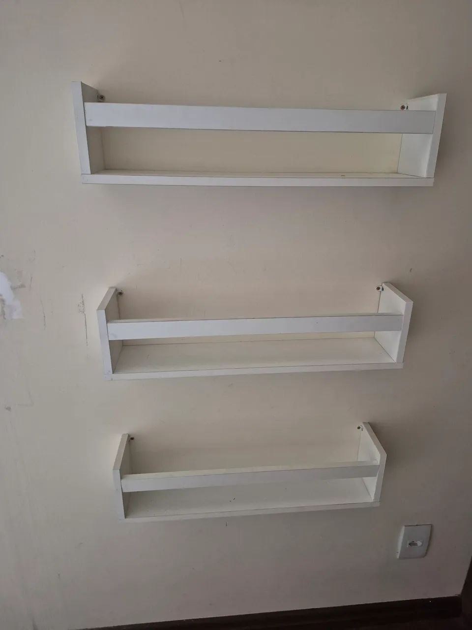 Kit 3 nichos para livros em MDF branco, medidas 60x15cm<br>