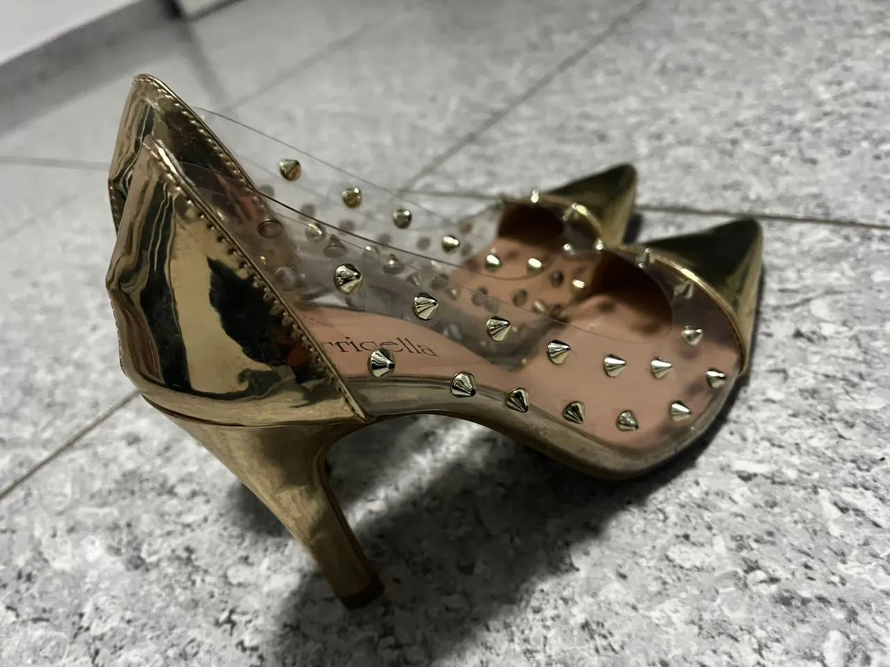 Sapato Scarpin dourado com transparente e spark - Foto 5