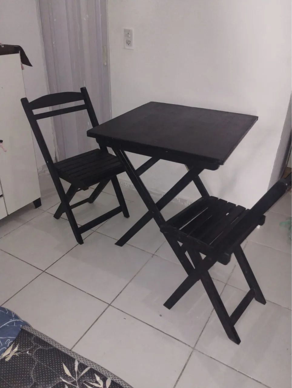 Mesa com duas cadeiras 