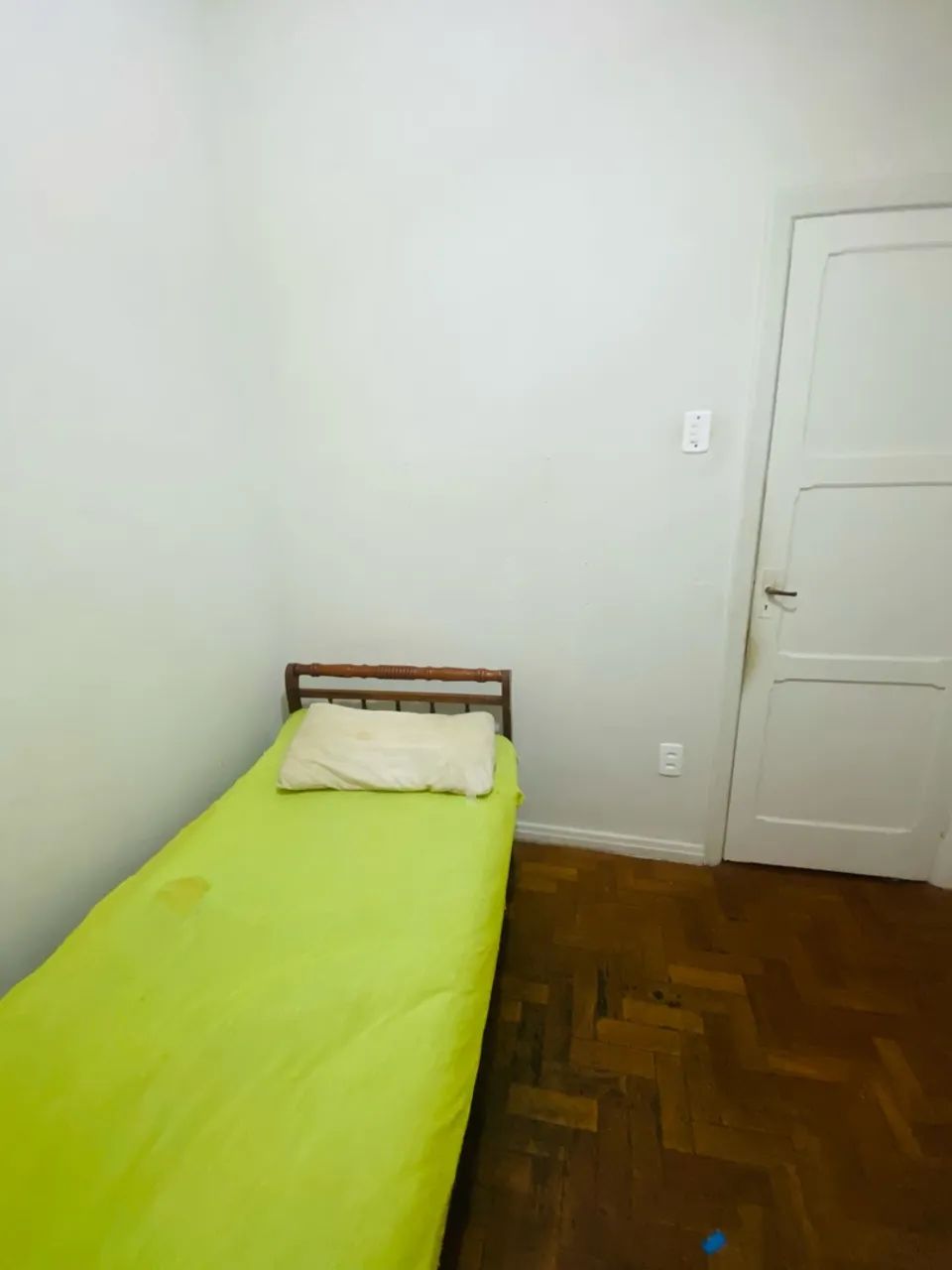 Vendo cama de solteiro de madeira com colchão