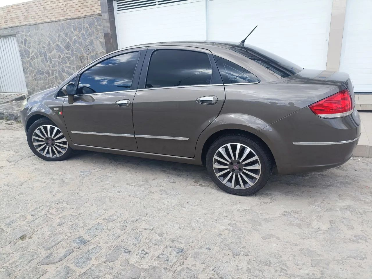 Fiat Linea Absolute 1.9/1.8 Flex Dualogic 4P 2010 - Foto 3