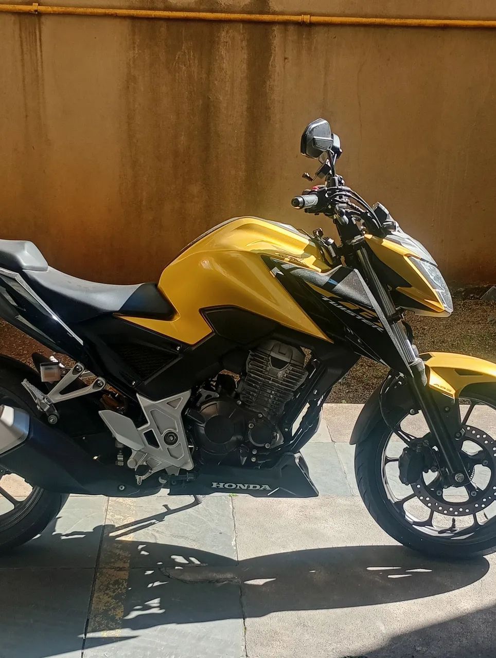 Twister dourada 2023