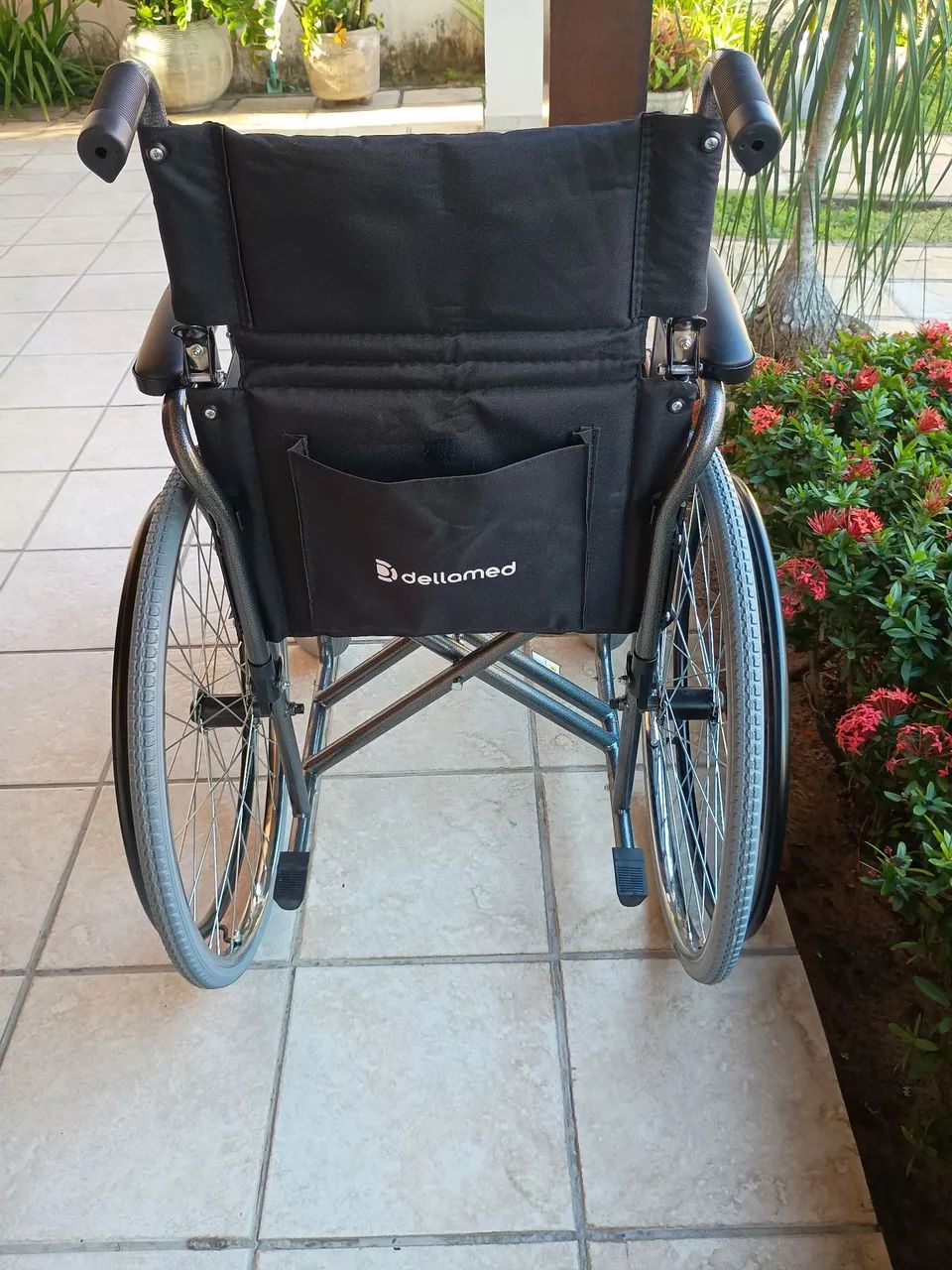 Cadeira de Rodas Nova marca Dellamed. - Foto 2