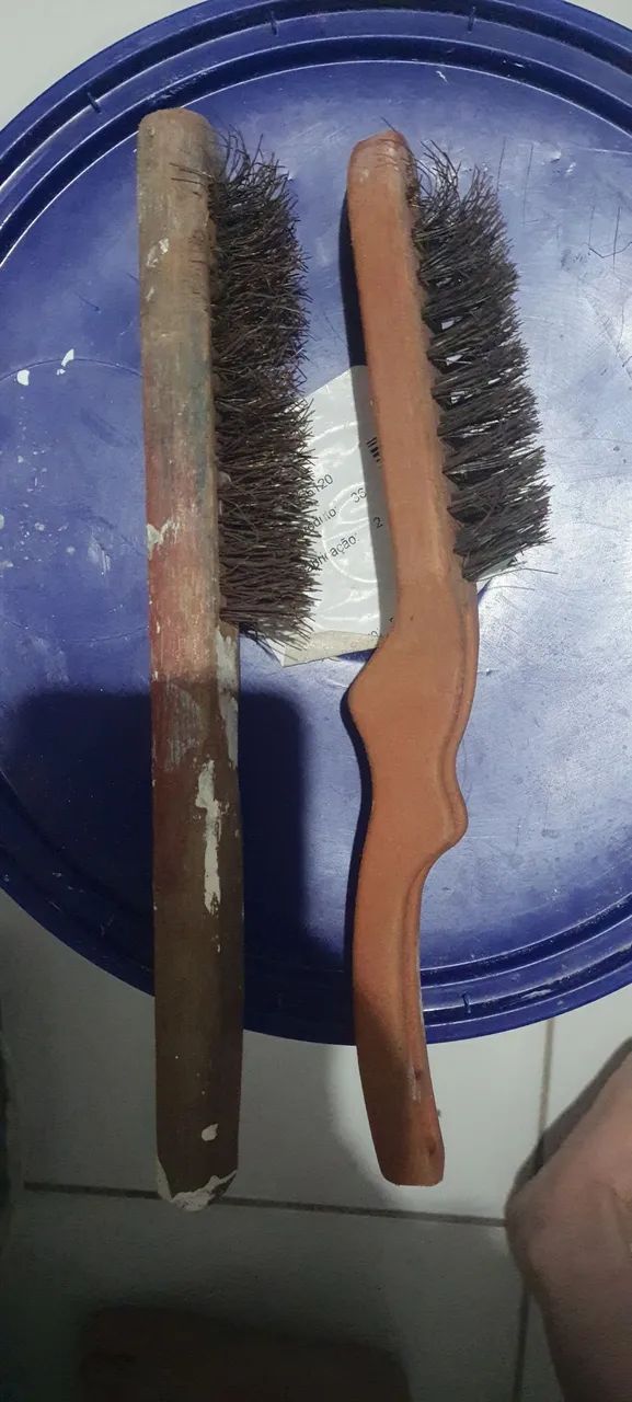 Duas escovas de aço 