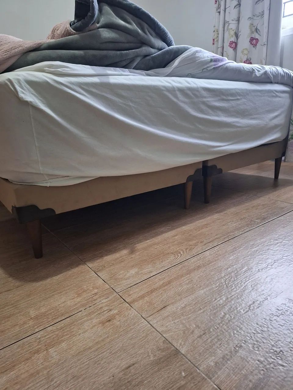 Vende-se box para cama queen pés de 15 cm