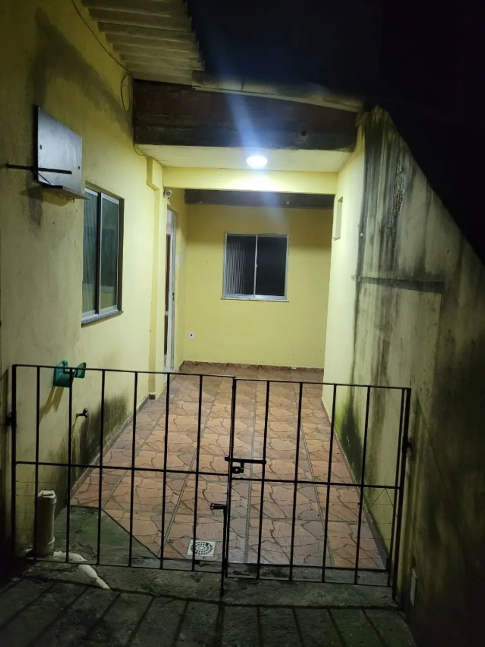 Alugo um imóvel. Casa Centro - Itaguaí. 02 Quartos.