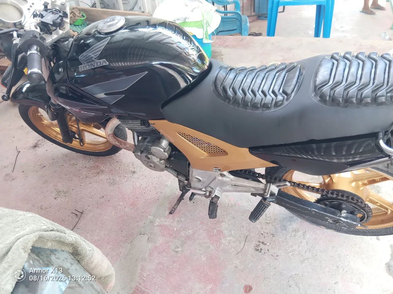 Moto preta e dourada 250cc - Foto 2