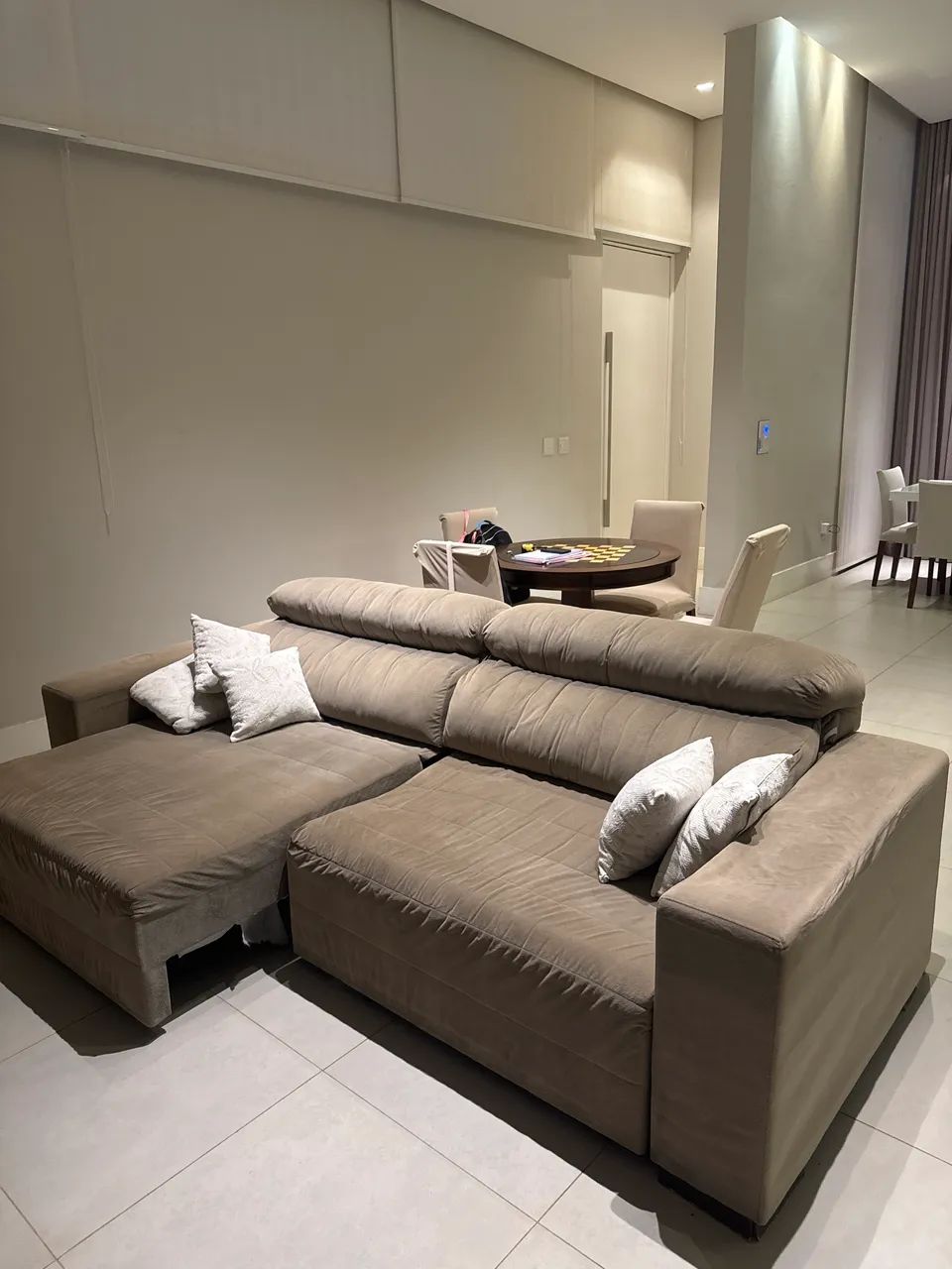 Sofá 4 lugares tecido suede marrom com 5 almofadas - Foto 3