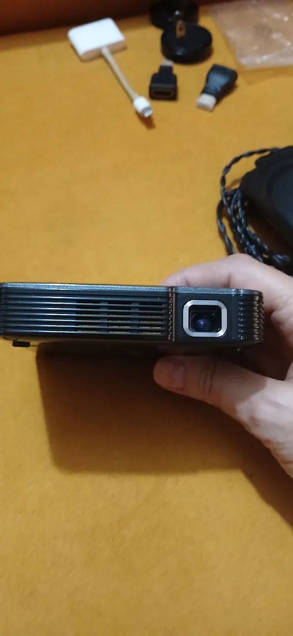 Mini Projetor Portátil Brookstone HDMI Pocket Projector DLP - Kit Completo Com Estojo
