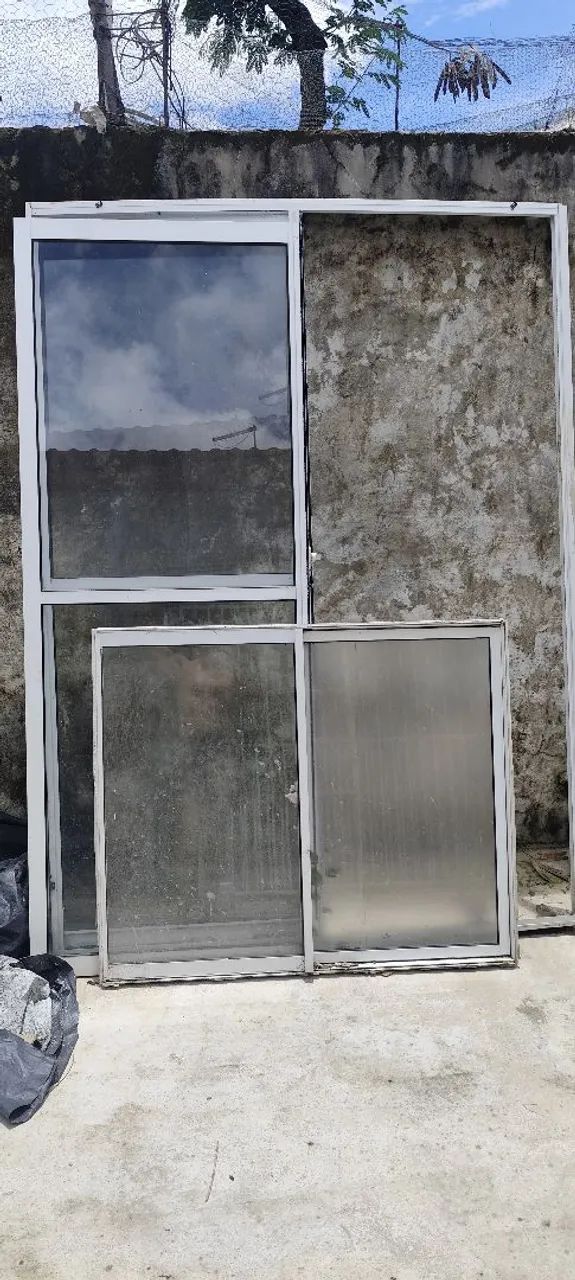 Porta e janela de vidro armação ferro
Porta 1,70m/ 2,20m