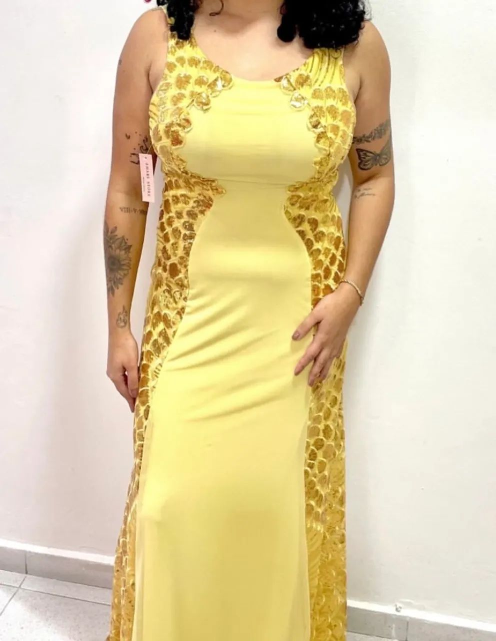 Vestido amarelo ouro bordado