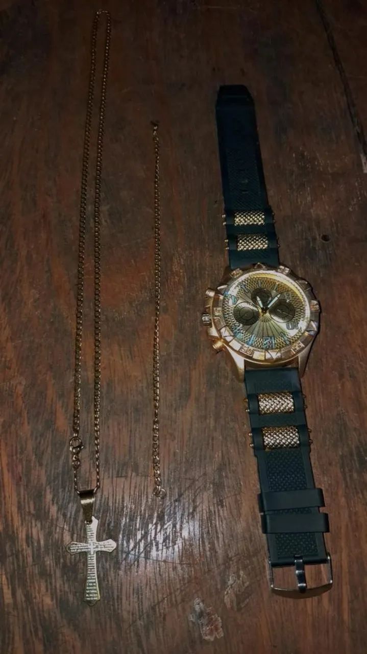 Vende-se conjunto de relógio mais cordão e pulseira