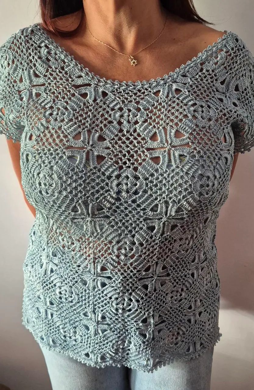 Blusa de croché, tamanho M, a R$ 60,00.