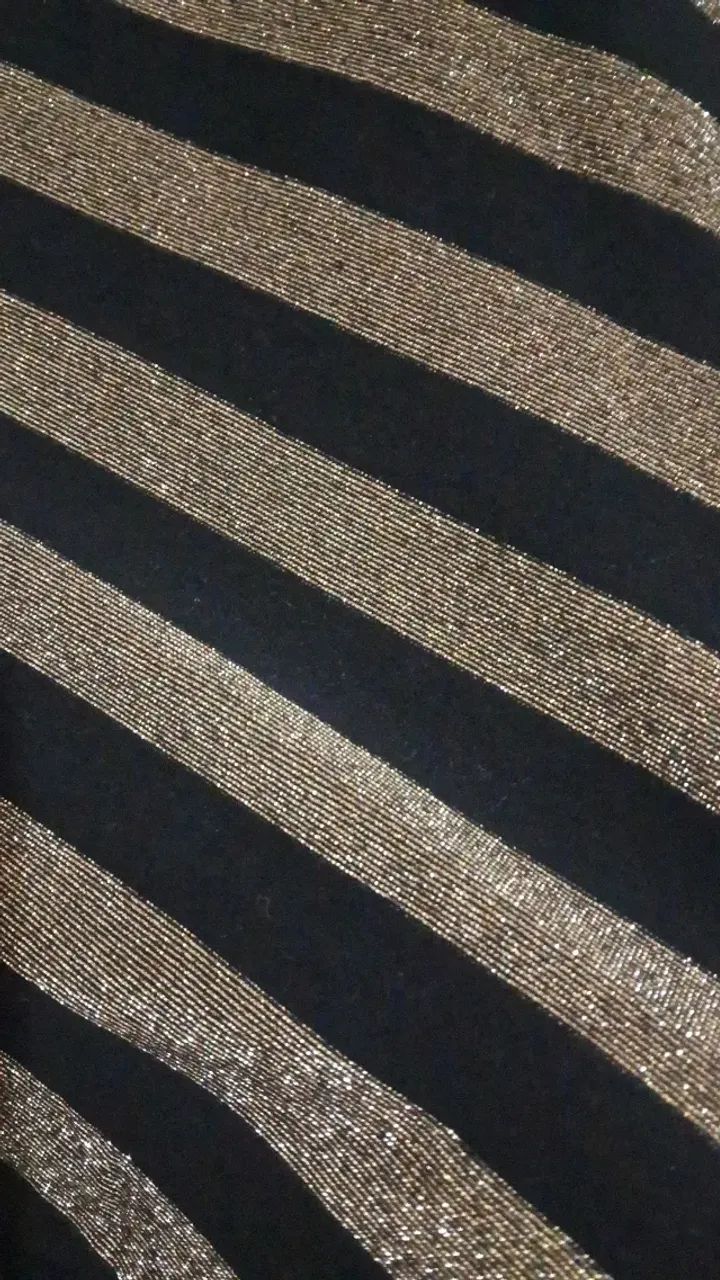Blusa preta com brilho dourado XL