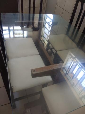 Mesa em madeira com tampo de vidro