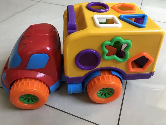Caminhão de encaixar formas