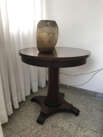 Mesa lateral redonda em madeira