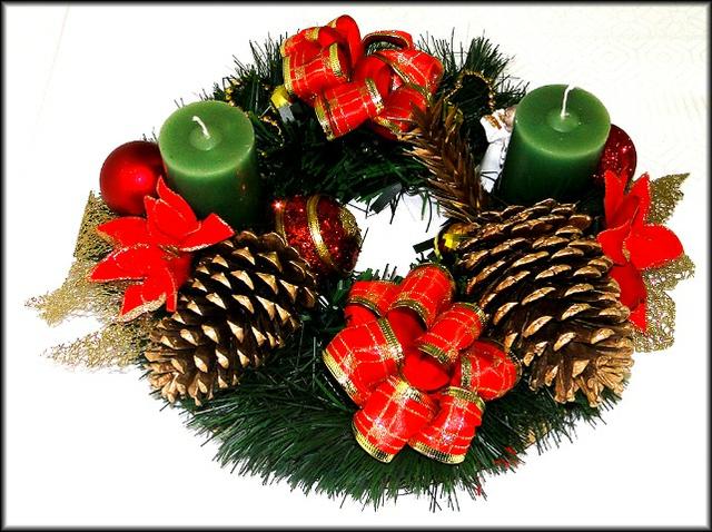Arranjo de mesa com velas e detalhes natalinos