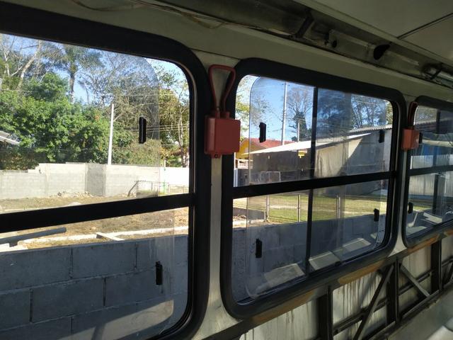 Janela de ônibus da marca Ciferal