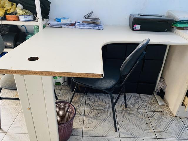 Vendo móveis de escritório mesa em L cadeira fixa