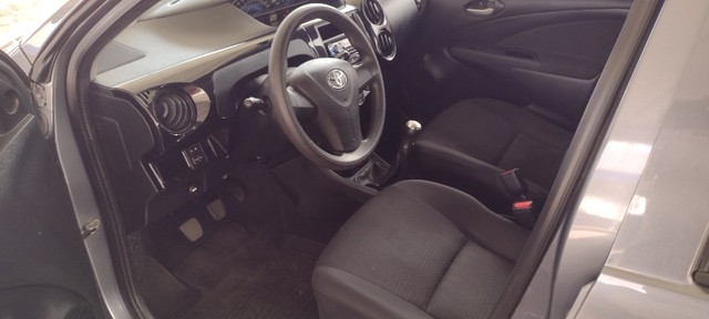 Toyota Etios Hatch X 1.3 Flex Cinza 2013/2014 - Foto 6