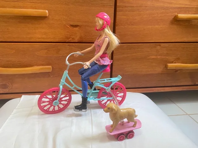 Boneca Barbie Ciclista Articulada Com Patins Bicicleta