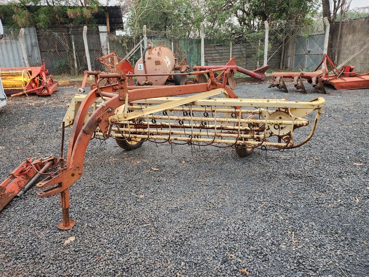 Ancinho enleirador de feno New Holland 