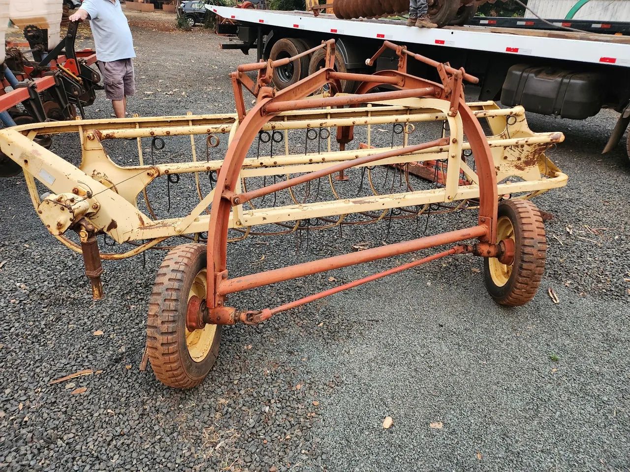 Ancinho enleirador de feno New Holland  - Foto 5