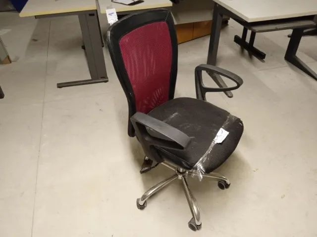 Cadeira de escritório giratória c/ braços e rodas em Plástico Preta - Foto 2