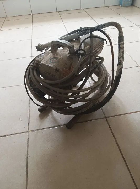 Pistola de pintura industrial usada