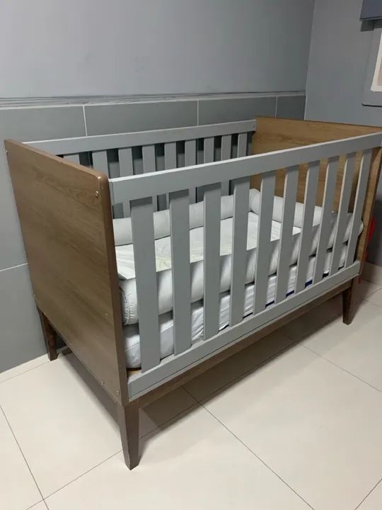 Berço em MDF marrom e cinza