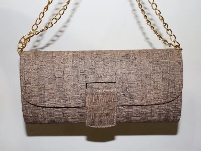 Bolsa de ombro marrom com alça de corrente