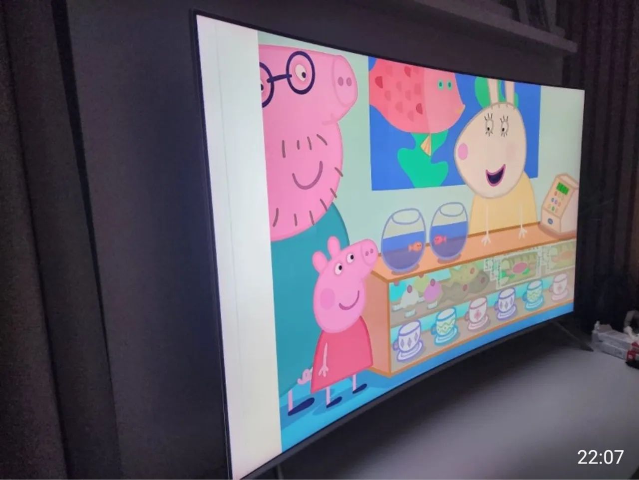 Vendo tv CURVA 55' SAMSUNG MU 7500. com defeito na tela. Mancha a esquerda.   - Foto 2