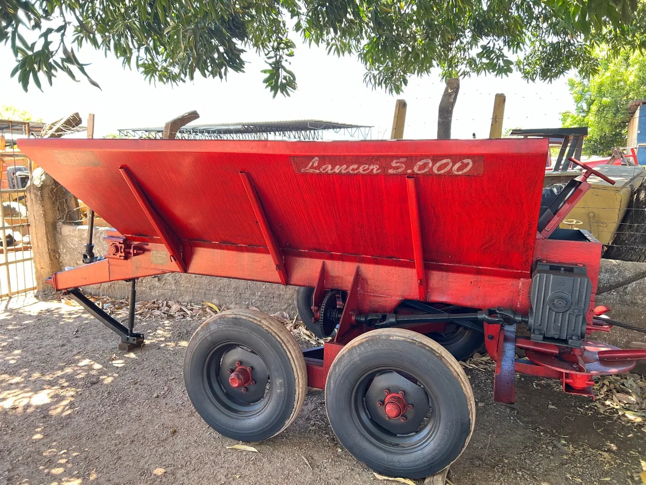 Carreta Distribuidora de calcário e adubo