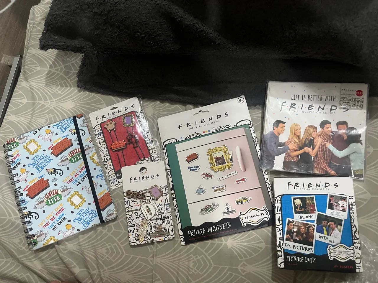 Coleção Friends: Caderno, Ímãs e Jogos em inglês!