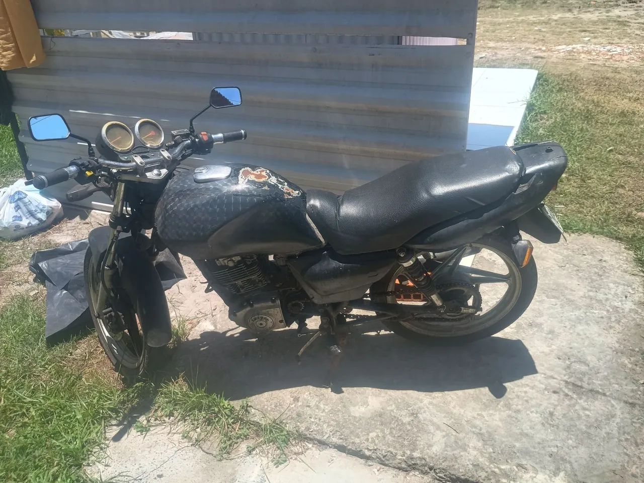 Motocicleta em ótimo estado documento ok ZAP *97