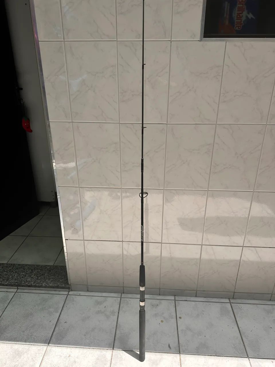 Vara de pesca em ótimo estado, leve, resistente e pronta para uso - Foto 2