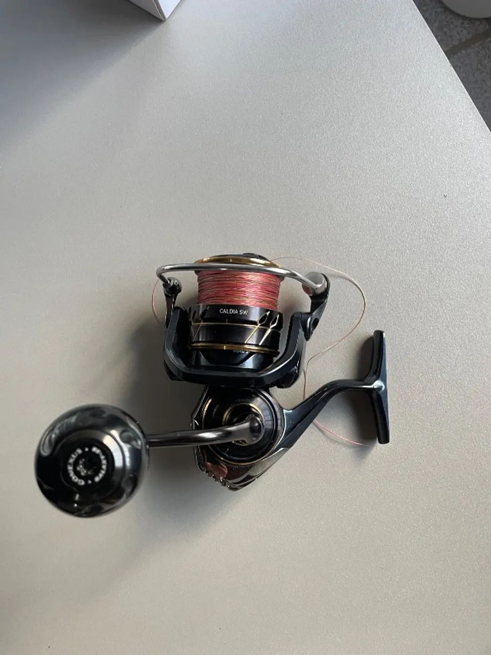 Molinete Daiwa Caldia SW 6000D-H - Foto 3