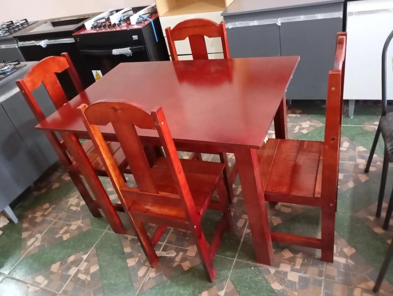 Conjunto de Mesa e Cadeiras de Madeira