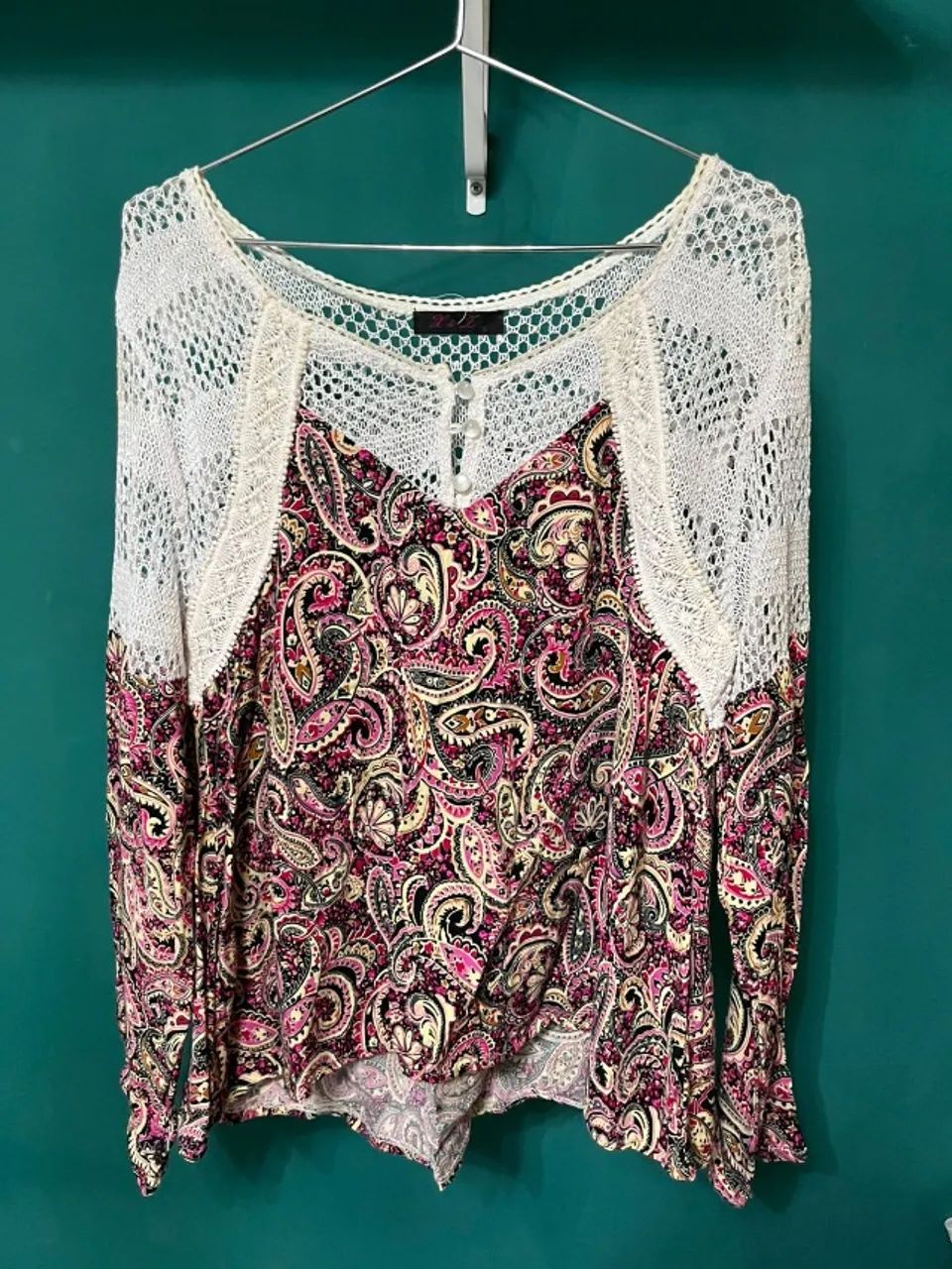 Blusa florida com detalhe de renda - Foto 2