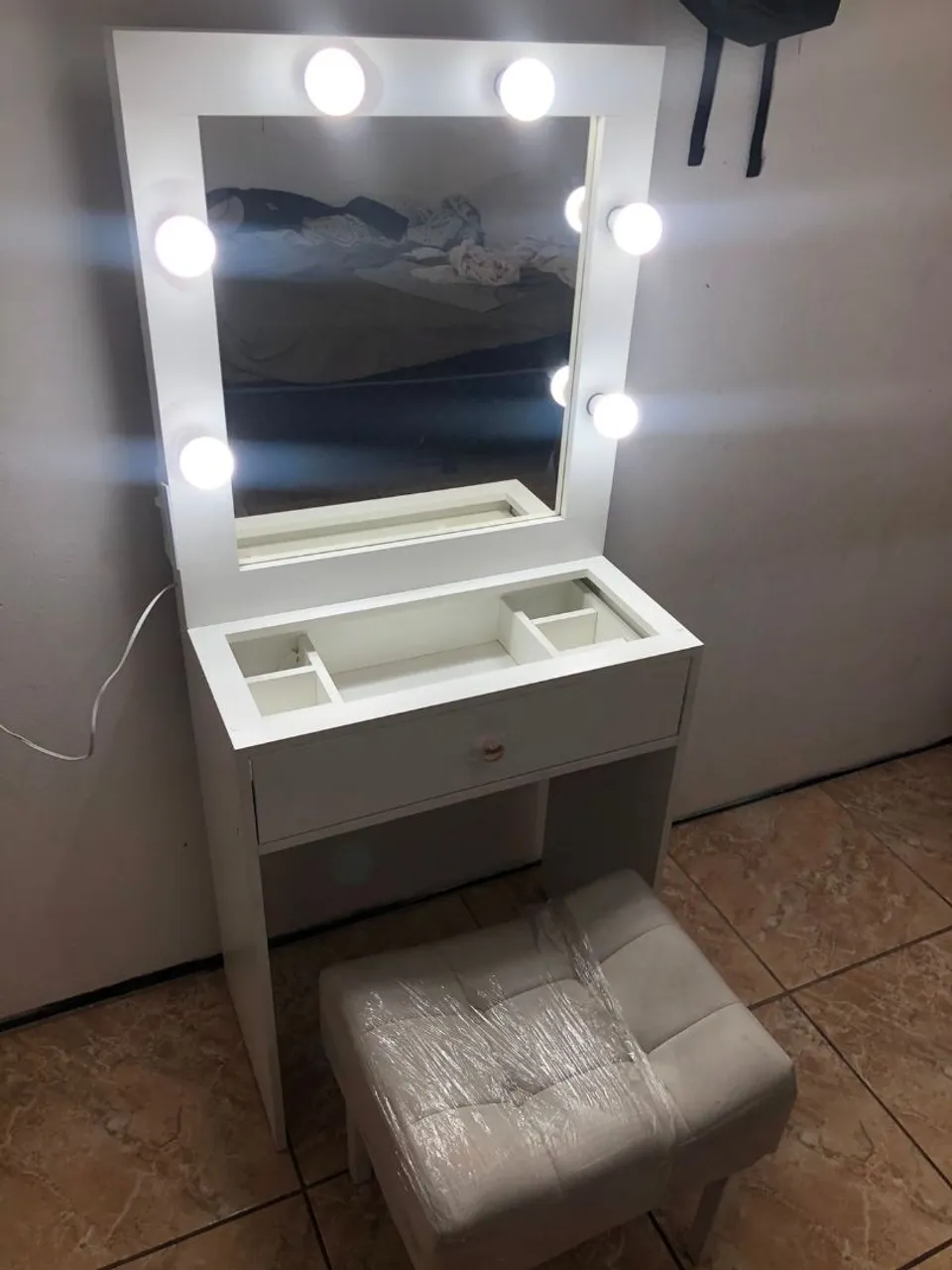 Penteadeira com Luzes Não Acompanha Banqueta - Simi Nova!