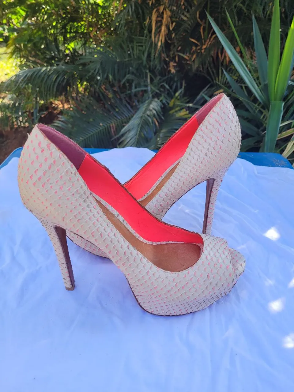 Peep toe schutz bege com detalhes rosa tam 39