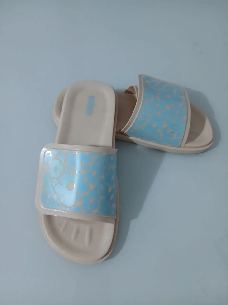 Vendo essa Melissa num 35 usada em bom estado <br>Em bom estado 