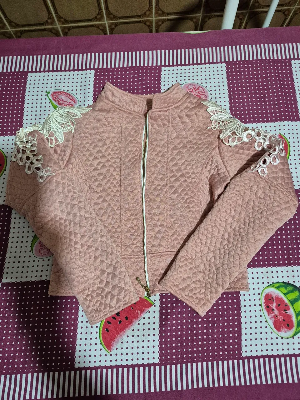 Jaqueta Rosa com Detalhes em Renda