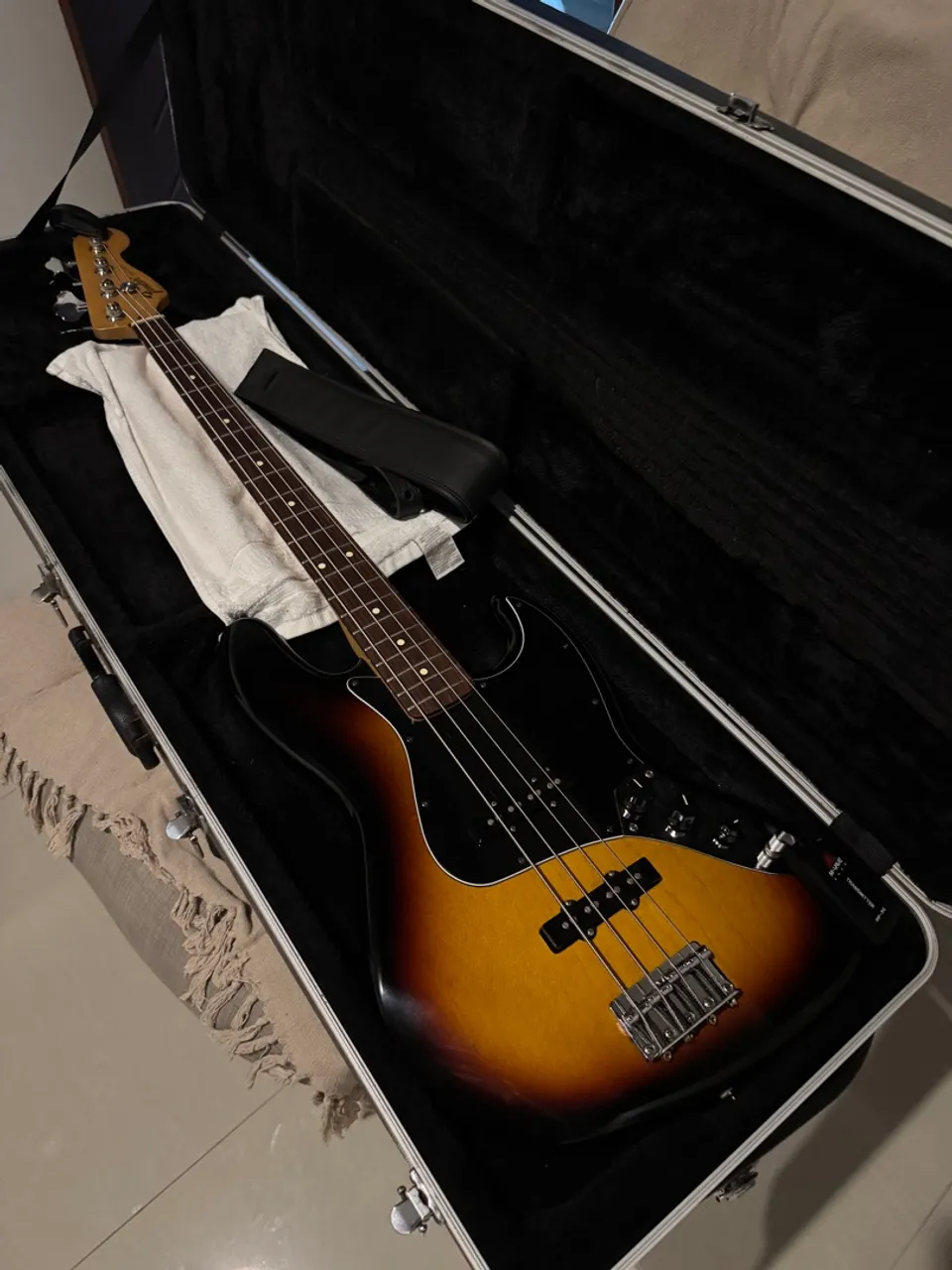 Fender Jazz Bass com hard case gator