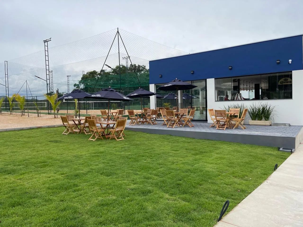 Centro esportivo com campo Society e quadras de areia.